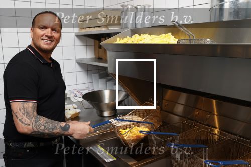 Apeldoorn 1 juni 2021
Frank v Etten opent samen met zijn zwangere vrouw Melanie hun cafetaria met de naam Frietje v Etten.