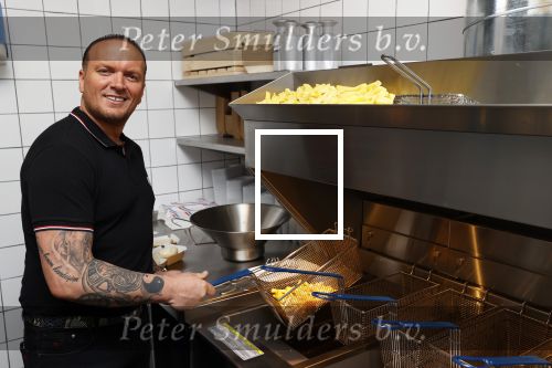 Apeldoorn 1 juni 2021
Frank v Etten opent samen met zijn zwangere vrouw Melanie hun cafetaria met de naam Frietje v Etten.