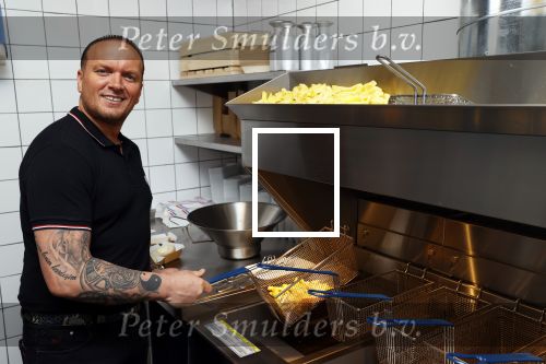 Apeldoorn 1 juni 2021
Frank v Etten opent samen met zijn zwangere vrouw Melanie hun cafetaria met de naam Frietje v Etten.
