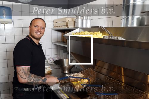 Apeldoorn 1 juni 2021
Frank v Etten opent samen met zijn zwangere vrouw Melanie hun cafetaria met de naam Frietje v Etten.