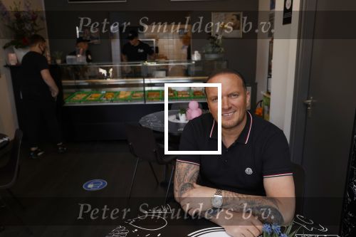 Apeldoorn 1 juni 2021
Frank v Etten opent samen met zijn zwangere vrouw Melanie hun cafetaria met de naam Frietje v Etten.