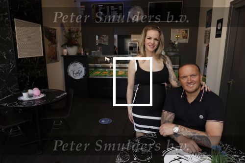 Apeldoorn 1 juni 2021
Frank v Etten opent samen met zijn zwangere vrouw Melanie hun cafetaria met de naam Frietje v Etten.