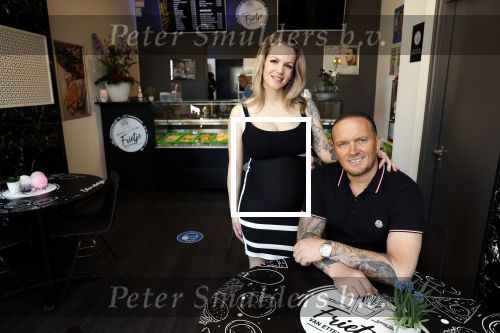 Apeldoorn 1 juni 2021
Frank v Etten opent samen met zijn zwangere vrouw Melanie hun cafetaria met de naam Frietje v Etten.