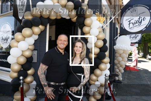 Apeldoorn 1 juni 2021
Frank v Etten opent samen met zijn zwangere vrouw Melanie hun cafetaria met de naam Frietje v Etten.