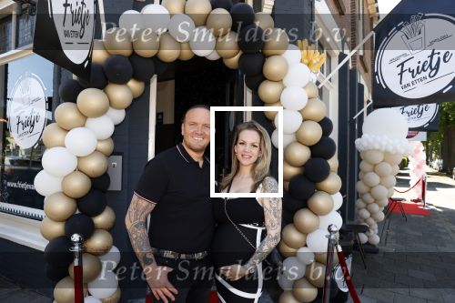 Apeldoorn 1 juni 2021
Frank v Etten opent samen met zijn zwangere vrouw Melanie hun cafetaria met de naam Frietje v Etten.