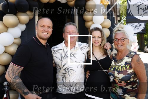 Apeldoorn 1 juni 2021
Frank v Etten opent samen met zijn zwangere vrouw Melanie hun cafetaria met de naam Frietje v Etten. Frank met zijn schoonouders