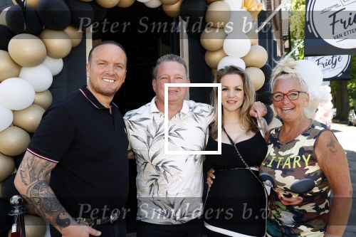 Apeldoorn 1 juni 2021
Frank v Etten opent samen met zijn zwangere vrouw Melanie hun cafetaria met de naam Frietje v Etten. Frank met zijn schoonouders