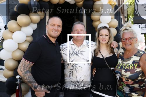 Apeldoorn 1 juni 2021
Frank v Etten opent samen met zijn zwangere vrouw Melanie hun cafetaria met de naam Frietje v Etten. Frank met zijn schoonouders