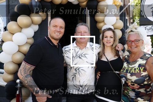 Apeldoorn 1 juni 2021
Frank v Etten opent samen met zijn zwangere vrouw Melanie hun cafetaria met de naam Frietje v Etten. Frank met zijn schoonouders