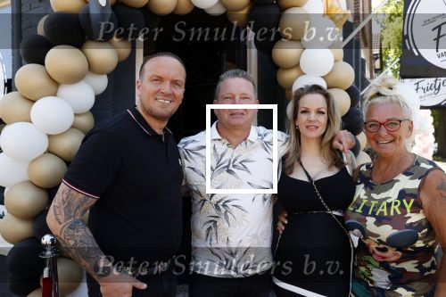 Apeldoorn 1 juni 2021
Frank v Etten opent samen met zijn zwangere vrouw Melanie hun cafetaria met de naam Frietje v Etten. Frank met zijn schoonouders