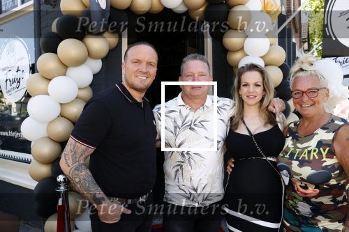 Apeldoorn 1 juni 2021
Frank v Etten opent samen met zijn zwangere vrouw Melanie hun cafetaria met de naam Frietje v Etten. Frank met zijn schoonouders