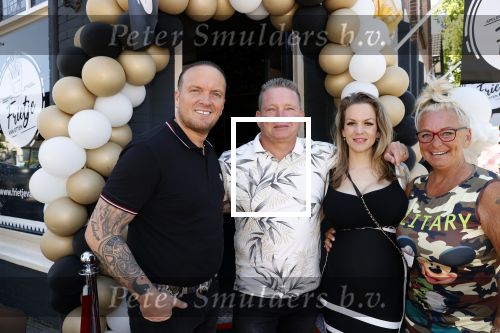Apeldoorn 1 juni 2021
Frank v Etten opent samen met zijn zwangere vrouw Melanie hun cafetaria met de naam Frietje v Etten. Frank met zijn schoonouders