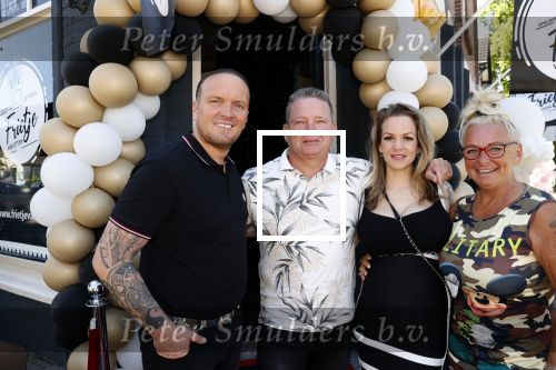 Apeldoorn 1 juni 2021
Frank v Etten opent samen met zijn zwangere vrouw Melanie hun cafetaria met de naam Frietje v Etten. Frank met zijn schoonouders