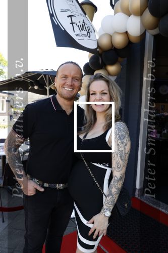 Apeldoorn 1 juni 2021
Frank v Etten opent samen met zijn zwangere vrouw Melanie hun cafetaria met de naam Frietje v Etten.