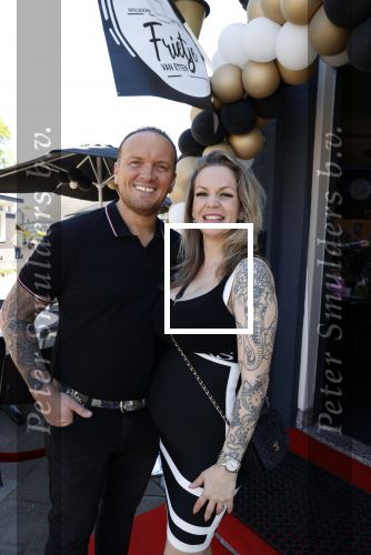 Apeldoorn 1 juni 2021
Frank v Etten opent samen met zijn zwangere vrouw Melanie hun cafetaria met de naam Frietje v Etten.