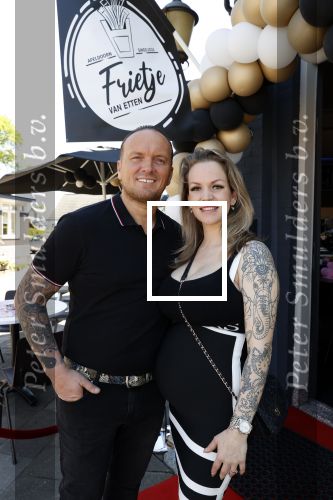 Apeldoorn 1 juni 2021
Frank v Etten opent samen met zijn zwangere vrouw Melanie hun cafetaria met de naam Frietje v Etten.