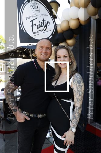 Apeldoorn 1 juni 2021
Frank v Etten opent samen met zijn zwangere vrouw Melanie hun cafetaria met de naam Frietje v Etten.