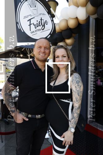 Apeldoorn 1 juni 2021
Frank v Etten opent samen met zijn zwangere vrouw Melanie hun cafetaria met de naam Frietje v Etten.