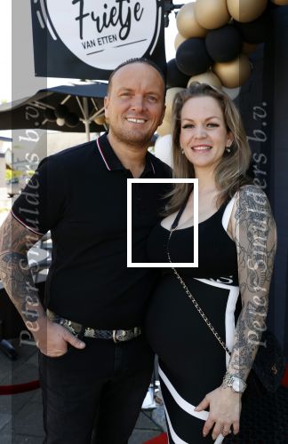 Apeldoorn 1 juni 2021
Frank v Etten opent samen met zijn zwangere vrouw Melanie hun cafetaria met de naam Frietje v Etten.
