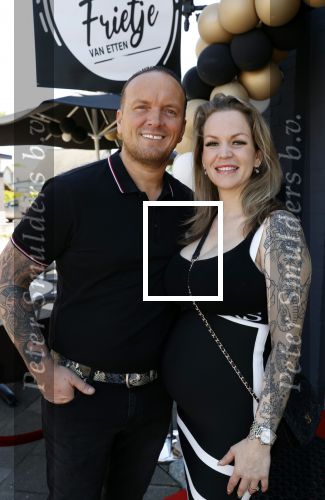 Apeldoorn 1 juni 2021
Frank v Etten opent samen met zijn zwangere vrouw Melanie hun cafetaria met de naam Frietje v Etten.
