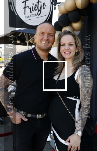 Apeldoorn 1 juni 2021
Frank v Etten opent samen met zijn zwangere vrouw Melanie hun cafetaria met de naam Frietje v Etten.