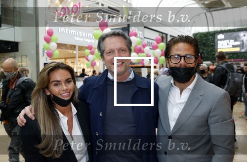 Amstelveen 27 mei 2021
Opening Yoyo tea bar van Rachel Hazes in winkelcentrum Amstelveen.
Andre Hazes zijn vriendinSarah v Soelen en haar ouders zijn ook aanwezig. Guido den Aantrekker met Andre en Sarah