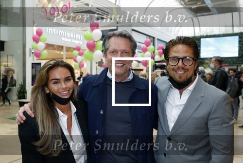 Amstelveen 27 mei 2021
Opening Yoyo tea bar van Rachel Hazes in winkelcentrum Amstelveen.
Andre Hazes zijn vriendinSarah v Soelen en haar ouders zijn ook aanwezig. Guido den Aantrekker met Andre en Sarah