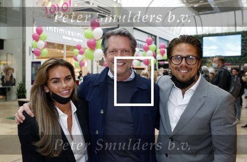 Amstelveen 27 mei 2021
Opening Yoyo tea bar van Rachel Hazes in winkelcentrum Amstelveen.
Andre Hazes zijn vriendinSarah v Soelen en haar ouders zijn ook aanwezig. Guido den Aantrekker met Andre en Sarah