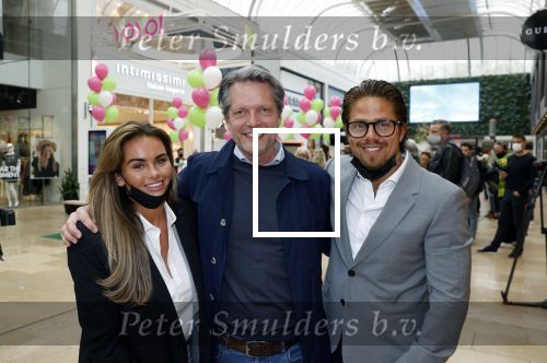 Amstelveen 27 mei 2021
Opening Yoyo tea bar van Rachel Hazes in winkelcentrum Amstelveen.
Andre Hazes zijn vriendinSarah v Soelen en haar ouders zijn ook aanwezig. Guido den Aantrekker met Andre en Sarah
