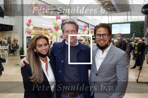 Amstelveen 27 mei 2021
Opening Yoyo tea bar van Rachel Hazes in winkelcentrum Amstelveen.
Andre Hazes zijn vriendinSarah v Soelen en haar ouders zijn ook aanwezig. Guido den Aantrekker met Andre en Sarah