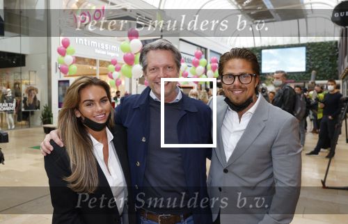Amstelveen 27 mei 2021
Opening Yoyo tea bar van Rachel Hazes in winkelcentrum Amstelveen.
Andre Hazes zijn vriendinSarah v Soelen en haar ouders zijn ook aanwezig. Guido den Aantrekker met Andre en Sarah