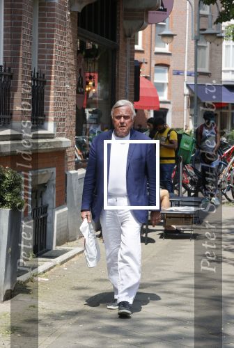 Amsterdam 9 juni 2021
Harry Mens wandelend op straat in Amsterdam zuid