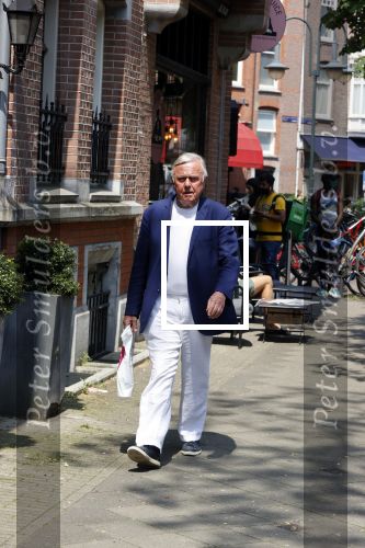 Amsterdam 9 juni 2021
Harry Mens wandelend op straat in Amsterdam zuid