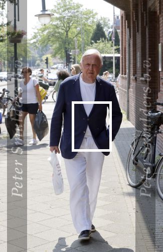 Amsterdam 9 juni 2021
Harry Mens wandelend op straat in Amsterdam zuid