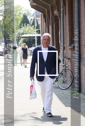 Amsterdam 9 juni 2021
Harry Mens wandelend op straat in Amsterdam zuid