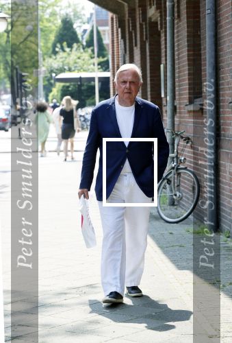Amsterdam 9 juni 2021
Harry Mens wandelend op straat in Amsterdam zuid
