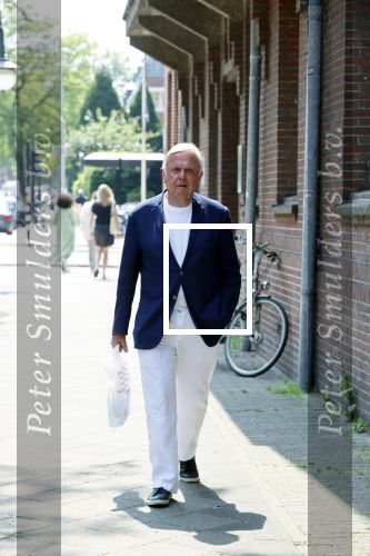 Amsterdam 9 juni 2021
Harry Mens wandelend op straat in Amsterdam zuid