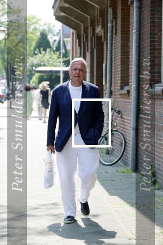 Amsterdam 9 juni 2021
Harry Mens wandelend op straat in Amsterdam zuid