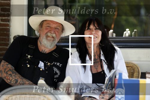 Amsterdam 8 juni 2021
Henk Schiffmacher en zijn vrouw Louise op terras.