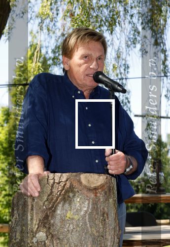Castricum 7 juni 2021
Boekpresentatie Henny Huisman . Henny krijgt het eerste boek uit handen van Jacques d Ancona