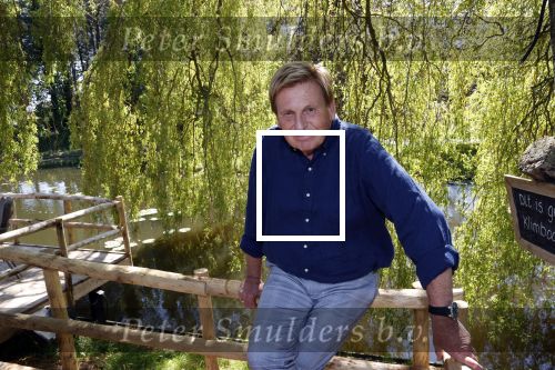 Castricum 7 juni 2021
Boekpresentatie Henny Huisman . Henny krijgt het eerste boek uit handen van Jacques d Ancona