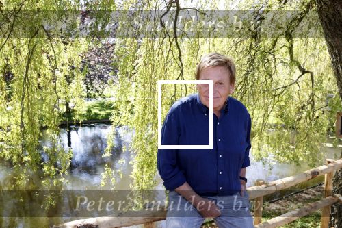 Castricum 7 juni 2021
Boekpresentatie Henny Huisman . Henny krijgt het eerste boek uit handen van Jacques d Ancona