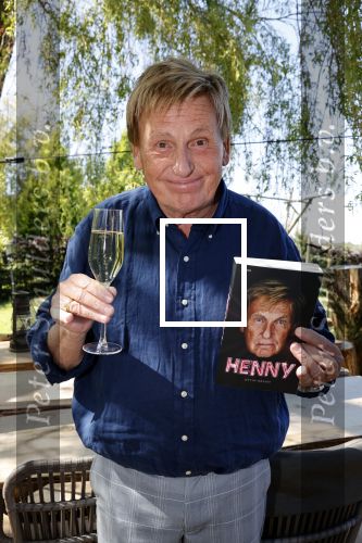 Castricum 7 juni 2021
Boekpresentatie Henny Huisman . Henny krijgt het eerste boek uit handen van Jacques d Ancona
