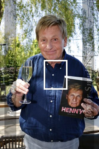 Castricum 7 juni 2021
Boekpresentatie Henny Huisman . Henny krijgt het eerste boek uit handen van Jacques d Ancona