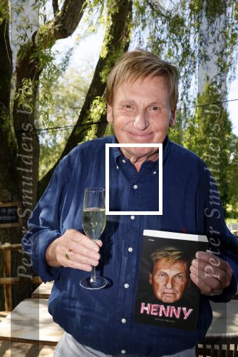 Castricum 7 juni 2021
Boekpresentatie Henny Huisman . Henny krijgt het eerste boek uit handen van Jacques d Ancona