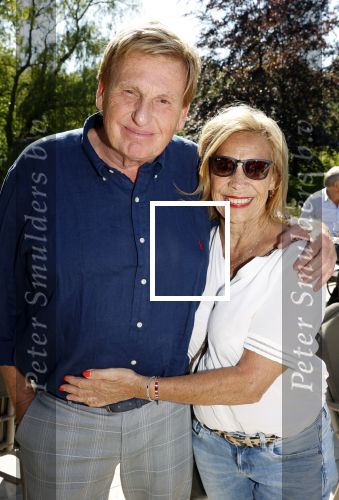 Castricum 7 juni 2021
Boekpresentatie Henny Huisman . Henny krijgt het eerste boek uit handen van Jacques d Ancona. Henny met zijn vrouw Lia