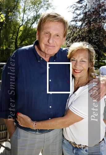 Castricum 7 juni 2021
Boekpresentatie Henny Huisman . Henny krijgt het eerste boek uit handen van Jacques d Ancona. Henny met zijn vrouw Lia