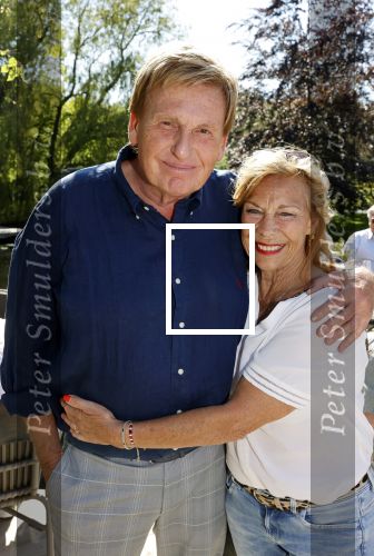 Castricum 7 juni 2021
Boekpresentatie Henny Huisman . Henny krijgt het eerste boek uit handen van Jacques d Ancona. Henny met zijn vrouw Lia