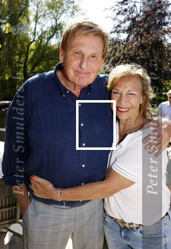 Castricum 7 juni 2021
Boekpresentatie Henny Huisman . Henny krijgt het eerste boek uit handen van Jacques d Ancona. Henny met zijn vrouw Lia