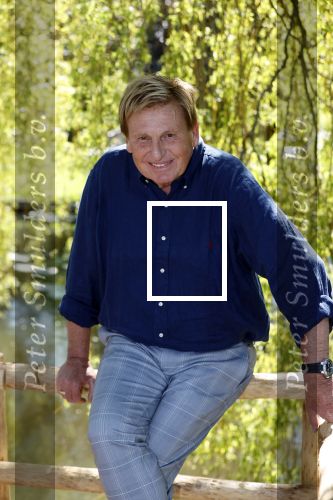 Castricum 7 juni 2021
Boekpresentatie Henny Huisman . Henny krijgt het eerste boek uit handen van Jacques d Ancona